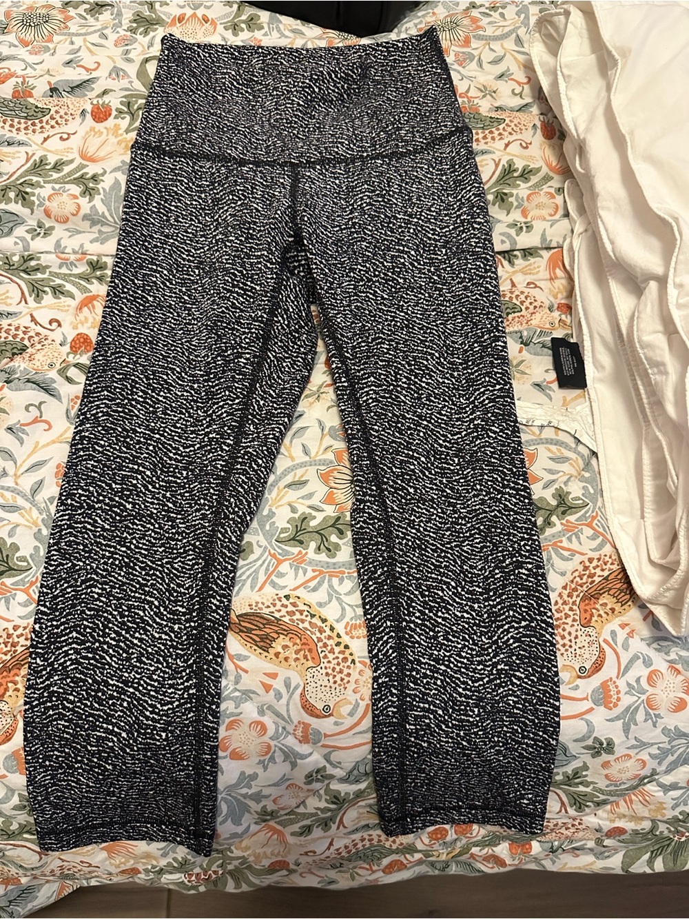 Black & White Patterned High-Waist Capri Leggings